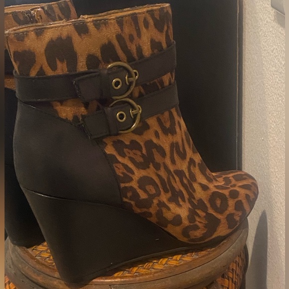 Jaclyn Smith, wedge, leopard texture tile just come above the ankles - Picture 4 of 16